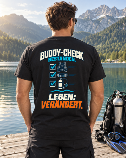 Buddy-Check Bestanden T-Shirt – Checklisten Statement Shirt